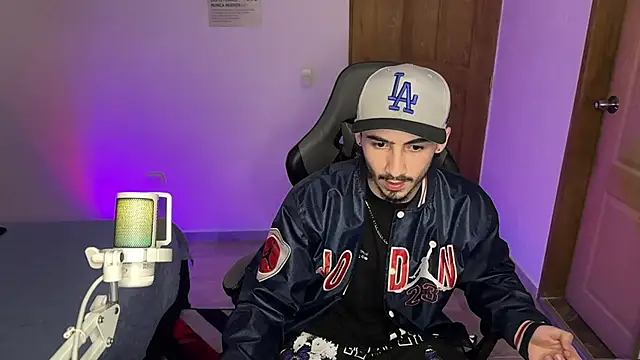 Snapshot of David_Brown18 chatting on February 4, 4:15 am David Brown18 online show from February 4, 4:15 am