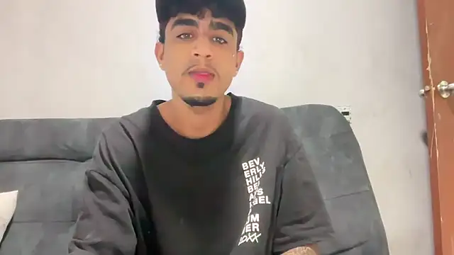 Snapshot of dominic_brandd23 chatting on December 17, 1:10 am dominic brandd23 online show from December 17, 1:10 am