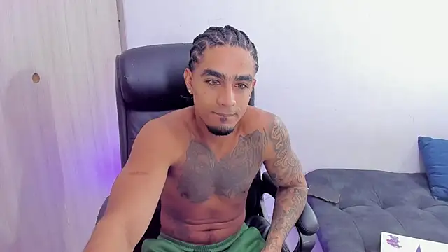 Snapshot of dominic_brandd23 chatting on July 1, 4:24 am dominic brandd23 online show from July 1, 4:24 am