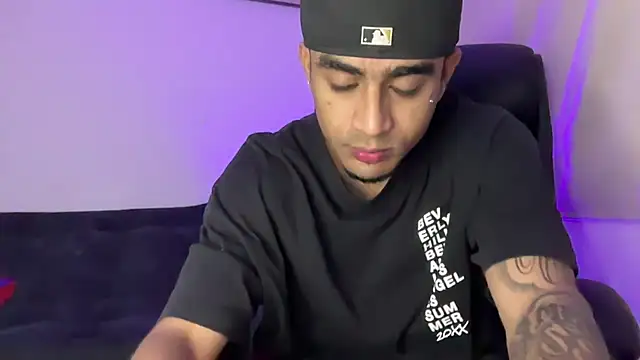 Snapshot of dominic_brandd23 chatting on February 5, 5:03 am dominic brandd23 online show from February 5, 5:03 am