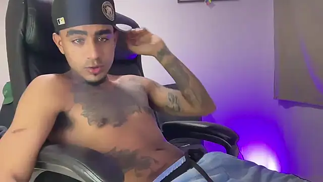 Snapshot of dominic_brandd23 chatting on February 14, 11:05 pm dominic brandd23 online show from February 14, 11:05 pm