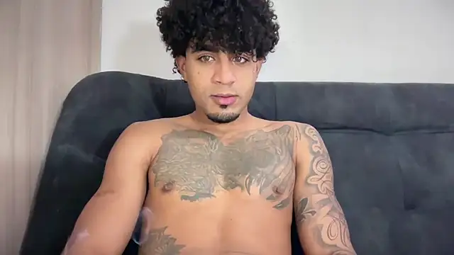 Snapshot of dominic_brandd23 chatting on June 14, 12:18 am dominic brandd23 online show from June 14, 12:18 am