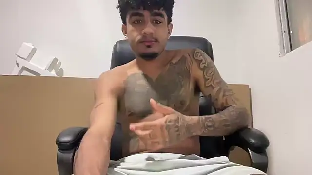 Snapshot of dominic_brandd23 chatting on December 23, 6:56 am dominic brandd23 online show from December 23, 6:56 am