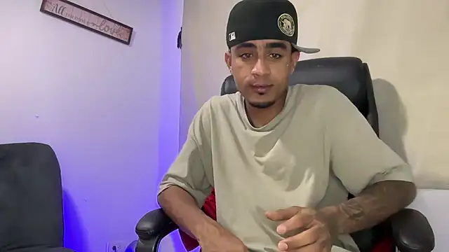 Snapshot of dominic_brandd23 chatting on January 17, 7:28 pm dominic brandd23 online show from January 17, 7:28 pm