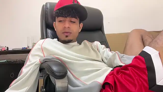 Snapshot of dominic_brandd23 chatting on January 6, 5:33 am dominic brandd23 online show from January 6, 5:33 am