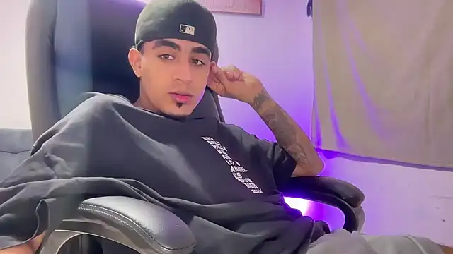 dominic brandd23 online show from March 3, 10:50 pm