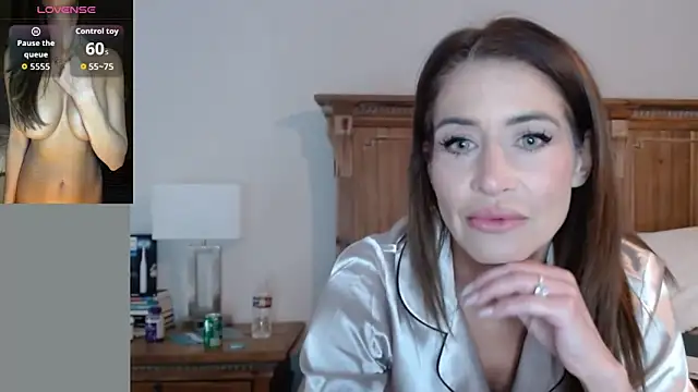Snapshot of Noellesmfc chatting on October 22, 2:49 pm Noellesmfc online show from October 22, 2:49 pm