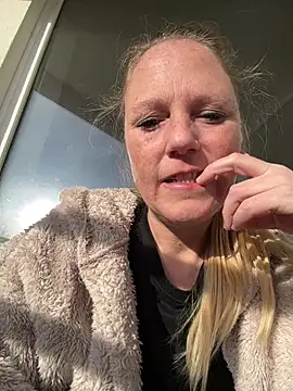 Snapshot of MoniqueLaFee chatting on February 19, 2:25 pm MoniqueLaFee online show from February 19, 2:25 pm