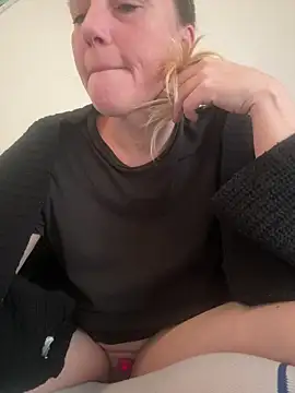 Snapshot of MoniqueLaFee chatting on February 25, 7:41 am MoniqueLaFee online show from February 25, 7:41 am