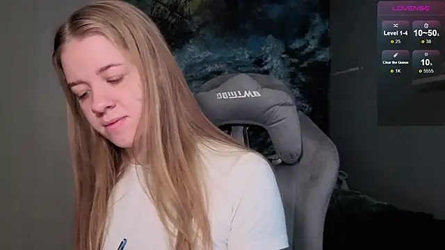 Snapshot of candy_maggie chatting on December 14, 9:26 am candy maggie online show from December 14, 9:26 am