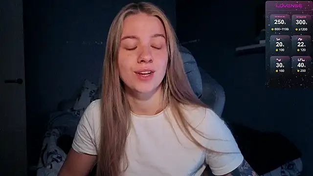 Snapshot of candy_maggie chatting on October 13, 5:47 pm candy maggie online show from October 13, 5:47 pm