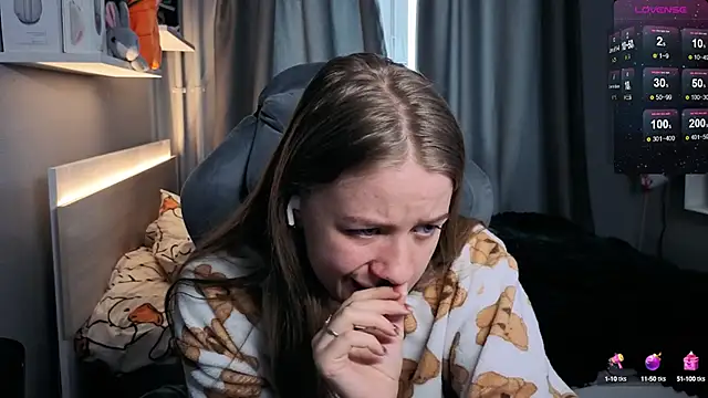 Snapshot of candy_maggie chatting on March 13, 12:13 pm candy maggie online show from March 13, 12:13 pm