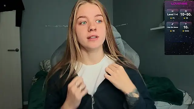 Snapshot of candy_maggie chatting on October 1, 8:41 am candy maggie online show from October 1, 8:41 am