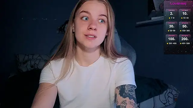 Snapshot of candy_maggie chatting on October 28, 6:18 pm candy maggie online show from October 28, 6:18 pm