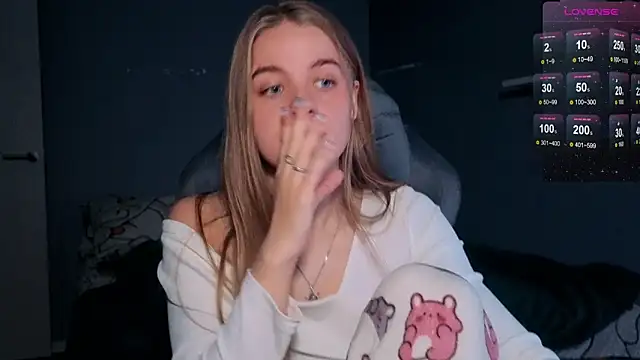 Snapshot of candy_maggie chatting on October 26, 6:19 pm candy maggie online show from October 26, 6:19 pm