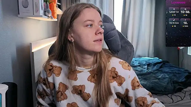 Snapshot of candy_maggie chatting on March 17, 8:40 am candy maggie online show from March 17, 8:40 am