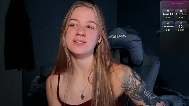 Snapshot of candy_maggie chatting on October 15, 9:12 pm candy maggie online show from October 15, 9:12 pm