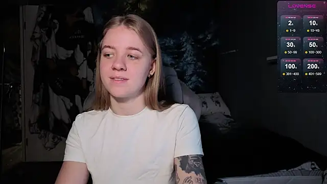 Snapshot of candy_maggie chatting on December 13, 8:04 pm candy maggie online show from December 13, 8:04 pm