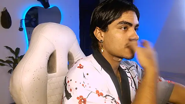 Snapshot of Young_laroi chatting on December 7, 12:03 am Young laroi online show from December 7, 12:03 am