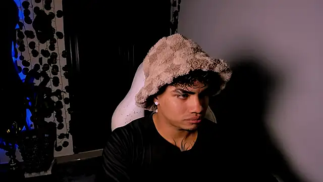 Snapshot of Young_laroi chatting on February 18, 5:20 am Young laroi online show from February 18, 5:20 am