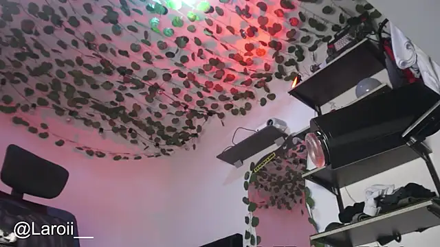 Snapshot of Young_laroi chatting on November 30, 5:30 am Young laroi online show from November 30, 5:30 am