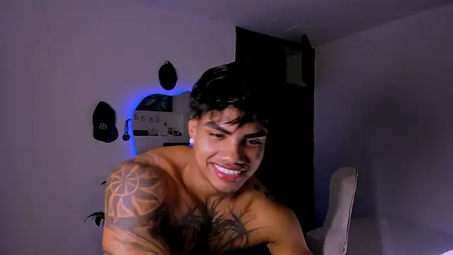 Snapshot of Young_laroi chatting on January 18, 7:38 am Young laroi online show from January 18, 7:38 am
