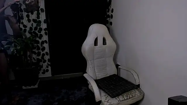 Snapshot of Young_laroi chatting on February 23, 5:12 am Young laroi online show from February 23, 5:12 am