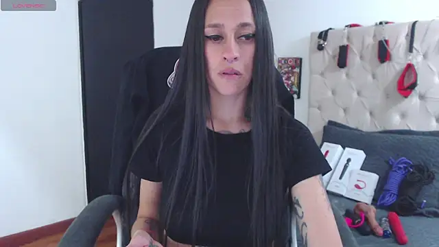 Snapshot of thin_tatto chatting on December 18, 2:21 pm thin tatto online show from December 18, 2:21 pm