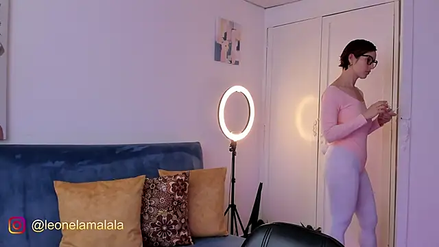 Snapshot of cuddlingbunny chatting on October 24, 4:39 pm cuddlingbunny online show from October 24, 4:39 pm