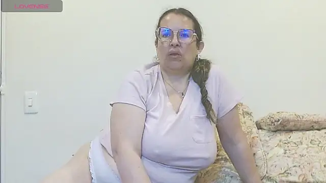 Snapshot of honeyhot_paty chatting on May 17, 3:50 am honeyhot paty online show from May 17, 3:50 am