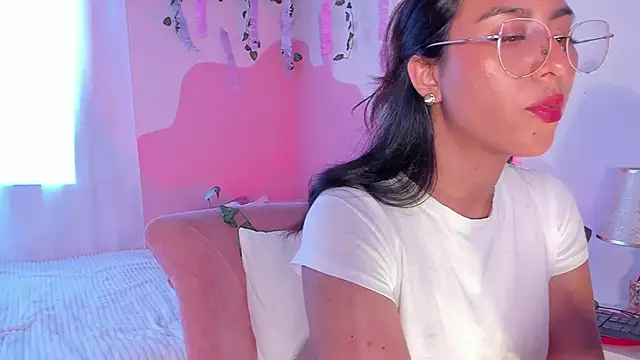 DaraBeckett online show from February 18, 9:00 pm