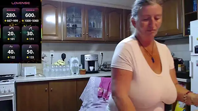 JennaDeluxe online show from April 8, 9:44 am