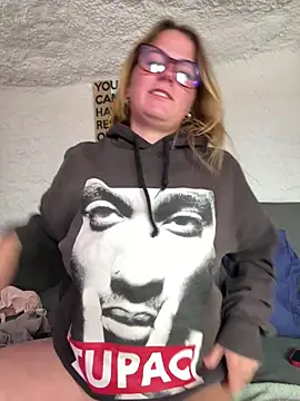 selenaluvv online show from March 1, 11:43 am