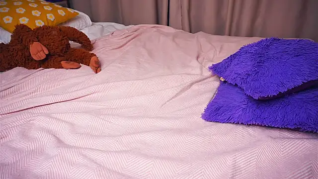 OronaNengl online show from March 23, 1:42 am