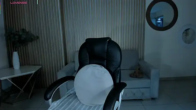 AlessaRomero online show from December 5, 7:45 pm