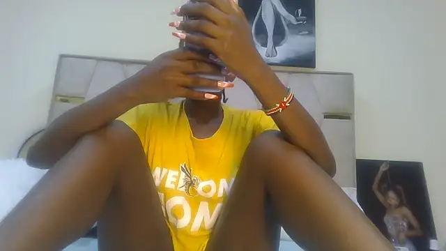 Snapshot of Fine_assie chatting on March 17, 1:14 am Fine assie online show from March 17, 1:14 am