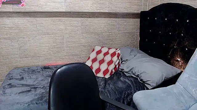 Snapshot of pretty_cristal69 chatting on October 29, 11:25 pm pretty cristal69 online show from October 29, 11:25 pm