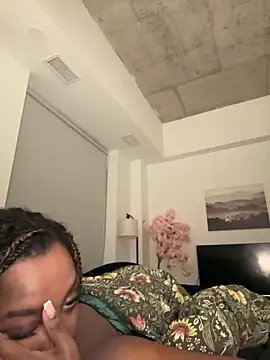 Snapshot of Your_Paris chatting on October 4, 12:39 pm Your Paris online show from October 4, 12:39 pm