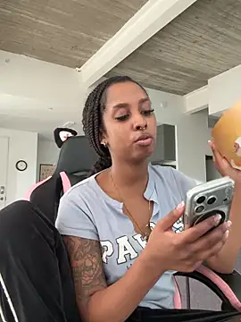 Snapshot of Your_Paris chatting on November 22, 4:39 pm Your Paris online show from November 22, 4:39 pm