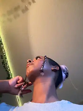 Snapshot of Your_Paris chatting on March 18, 1:13 am Your Paris online show from March 18, 1:13 am