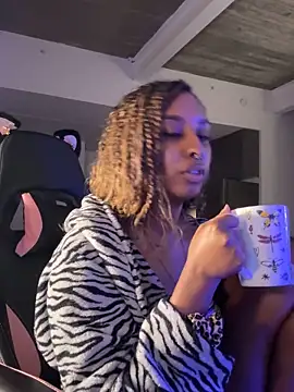 Snapshot of Your_Paris chatting on October 20, 2:35 am Your Paris online show from October 20, 2:35 am