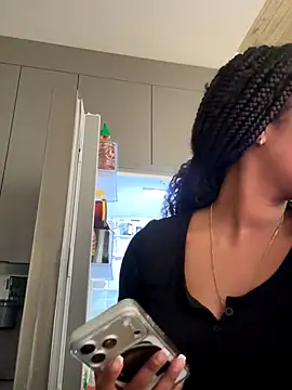 Snapshot of Your_Paris chatting on November 13, 7:40 pm Your Paris online show from November 13, 7:40 pm