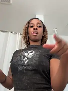 Snapshot of Your_Paris chatting on October 24, 9:25 pm Your Paris online show from October 24, 9:25 pm