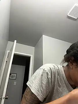 Snapshot of Your_Paris chatting on March 22, 11:53 am Your Paris online show from March 22, 11:53 am