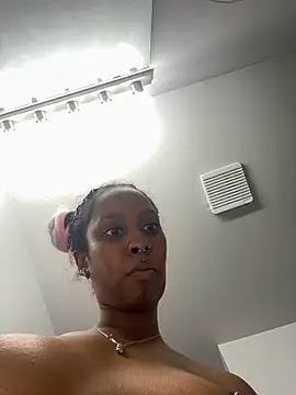 Snapshot of Your_Paris chatting on March 17, 12:32 am Your Paris online show from March 17, 12:32 am