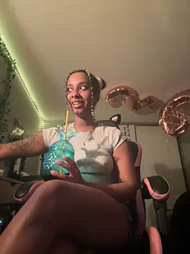 Snapshot of Your_Paris chatting on March 20, 2:19 am Your Paris online show from March 20, 2:19 am