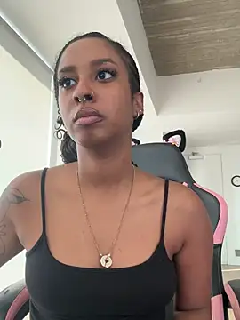 Snapshot of Your_Paris chatting on November 25, 4:40 pm Your Paris online show from November 25, 4:40 pm