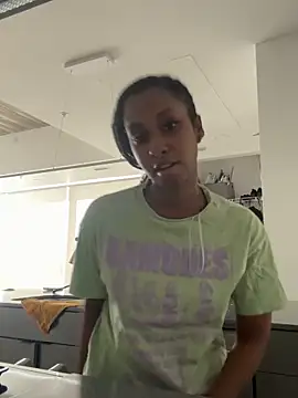 Snapshot of Your_Paris chatting on December 1, 7:37 pm Your Paris online show from December 1, 7:37 pm