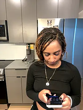 Snapshot of Your_Paris chatting on October 17, 11:50 pm Your Paris online show from October 17, 11:50 pm