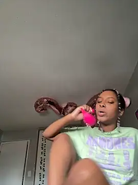 Snapshot of Your_Paris chatting on March 20, 11:56 pm Your Paris online show from March 20, 11:56 pm